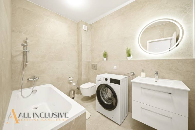 Na prenájom 2-izb. byt s terasou, Dun. Streda -Florida - Kúpeľňa so sprchou, práčkou a umývadlom v 4-izbovom byte s béžovým obkladom.