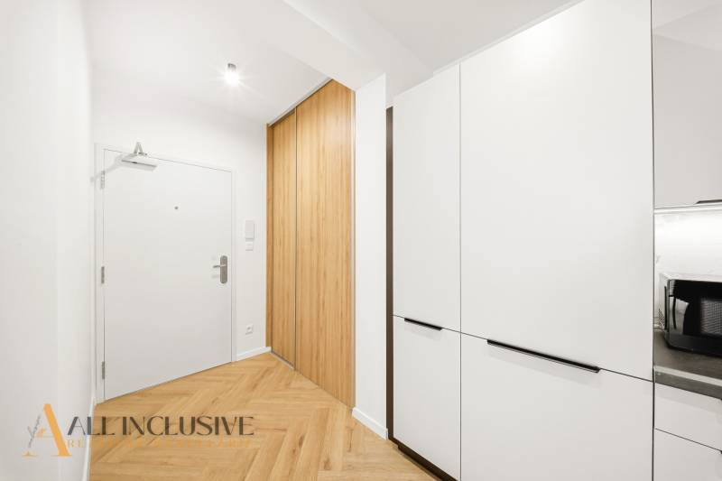 Na prenájom 2-izb. byt s terasou, Dun. Streda -Florida - Vstupná chodba v 4-izbovom byte s podlahou s dreveným dekorom a vstavanými skriňami.