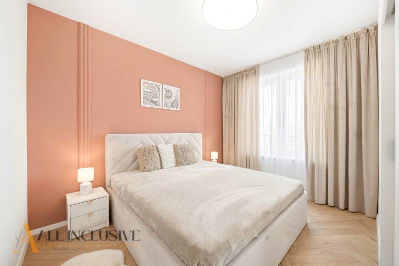 Na prenájom 2-izb. byt s terasou, Dun. Streda -Florida - Spálňa s oranžovou stenou a podlahou s dreveným dekorom v 4-izbovom byte.