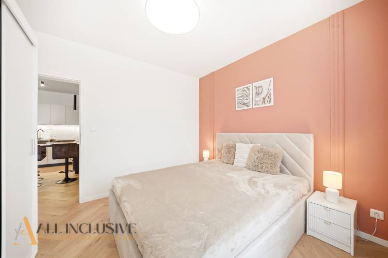 Na prenájom 2-izb. byt s terasou, Dun. Streda -Florida - Spálňa v 4-izbovom byte s podlahou s dreveným dekorom a teplými tónmi.