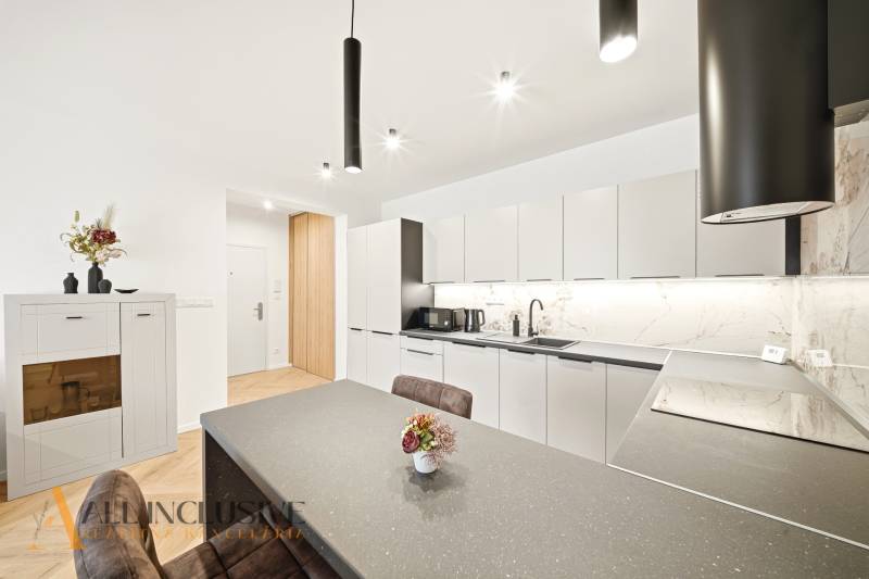 Na prenájom 2-izb. byt s terasou, Dun. Streda -Florida - Kuchyňa v 4-izbovom byte s jemným dekorom na stenách a jemnými farbami.