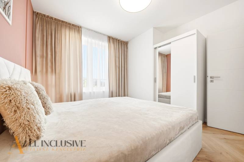 Na prenájom 2-izb. byt s terasou, Dun. Streda -Florida - Svetlá spálňa v 4-izbovom byte s bielou skriňou a závesmi.