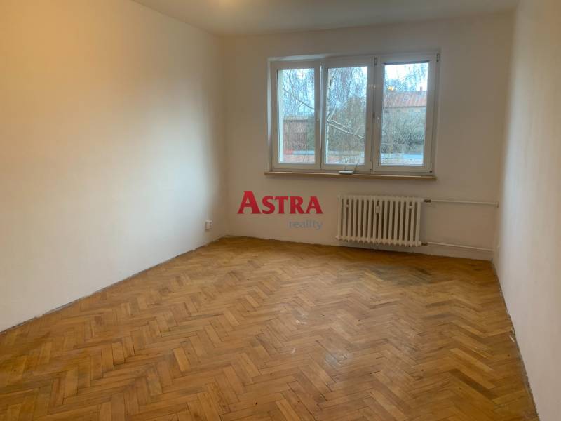 2 IZBOVÝ BYT, KOŠICE – ŠIRŠIE CENTRUM - Izba v 2-izbovom byte s podlahou s dreveným dekorom a veľkým oknom.