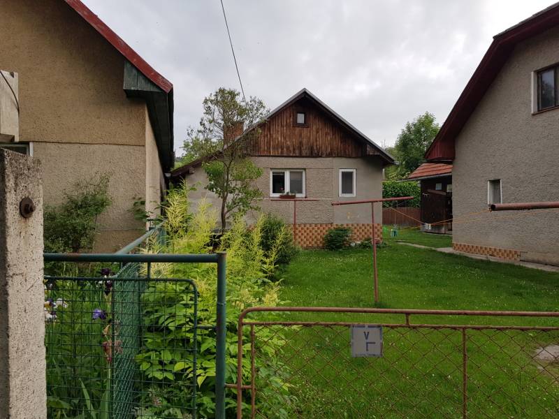 PREDAJ – Rodinný dom s druhou samostatnou stavbou, garážou  - Rodinný dom v Blatnici, Blatnica, s predzáhradkou a susednými budovami.