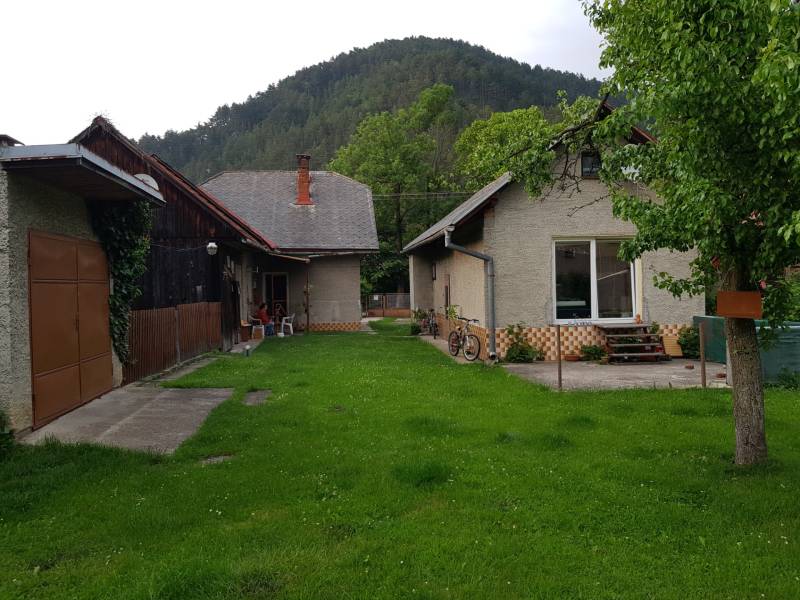 PREDAJ – Rodinný dom s druhou samostatnou stavbou, garážou  - Rodinný dom v Blatnici na ulici Blatnica obklopený zeleňou s výhľadom na les.