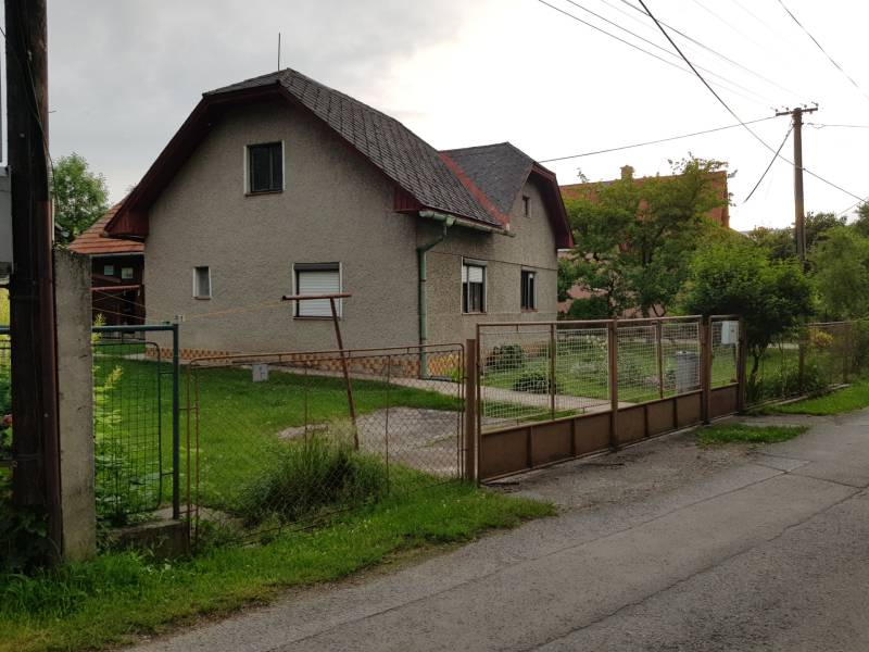 PREDAJ – Rodinný dom s druhou samostatnou stavbou, garážou  - Rodinný dom na ulici Blatnica v meste Blatnica s jednoduchou záhradou a kovovým plotom.