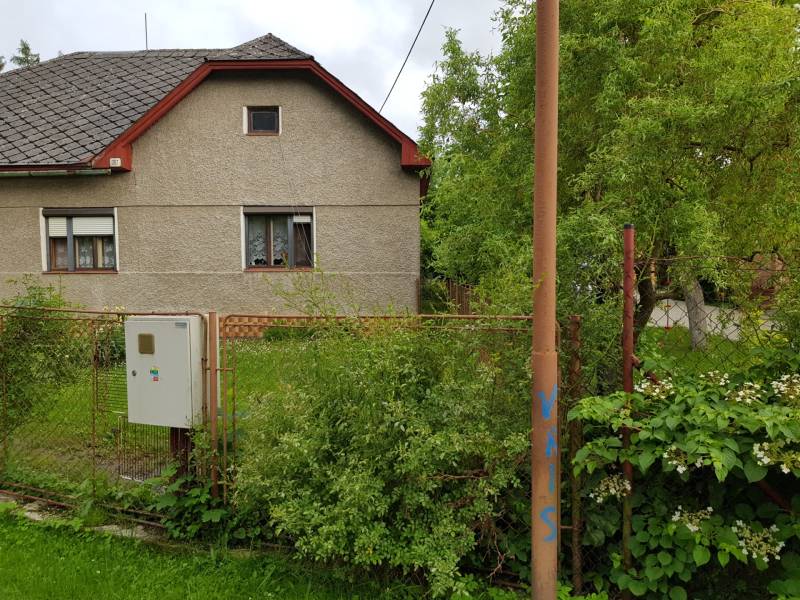 PREDAJ – Rodinný dom s druhou samostatnou stavbou, garážou  - Rodinný dom v Blatnici na ulici Blatnica obklopený zeleňou a plotom.