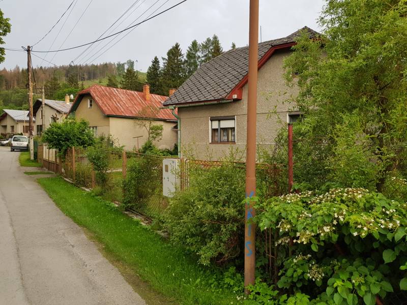 PREDAJ – Rodinný dom s druhou samostatnou stavbou, garážou  - Rodinný dom na ulici Blatnica v Blatnici, obklopený zeleňou a plotom.