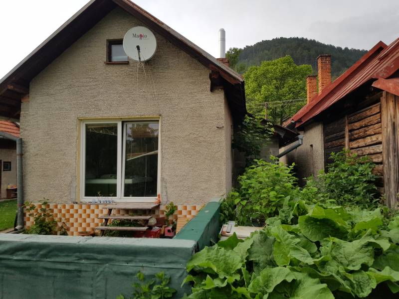 PREDAJ – Rodinný dom s druhou samostatnou stavbou, garážou  - Rodinný dom v Blatnici na Blatnici s drevenými prvkami a záhradou v obklopení zelene.