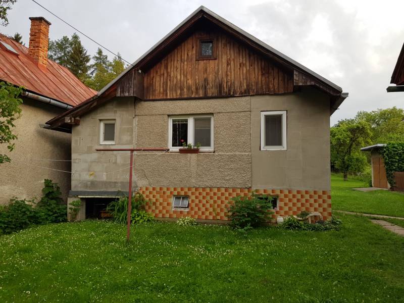 PREDAJ – Rodinný dom s druhou samostatnou stavbou, garážou  - Rodinný dom na ulici Blatnica v Blatnici s trávnikom a drevenými detailmi.