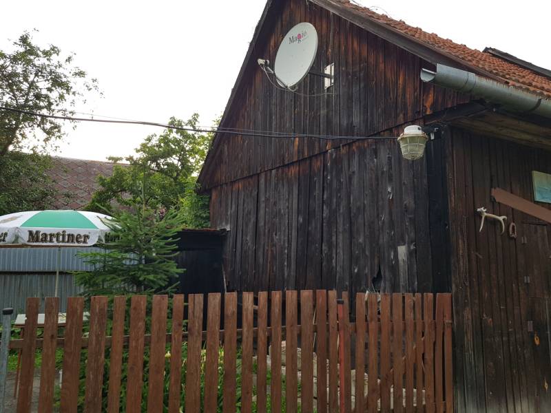 PREDAJ – Rodinný dom s druhou samostatnou stavbou, garážou  - Drevený rodinný dom na ulici Blatnica v Blatnici so satelitnou anténou a lampou.