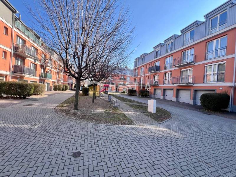 Štýlový 1 izbový byt v Piešťanoch s balkónom, vo výbornej lokalite - Bytový komplex s oranžovými fasádami, stromami a upravenými chodníkmi. Vhodné pre 1-izbový byt.