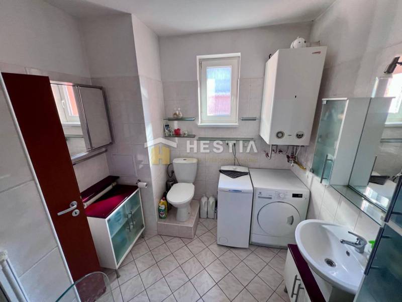 Štýlový 1 izbový byt v Piešťanoch s balkónom, vo výbornej lokalite - Kúpeľňa obsahuje práčku, skrinky, WC a umývadlo, vhodná pre a 1-izbový byt.