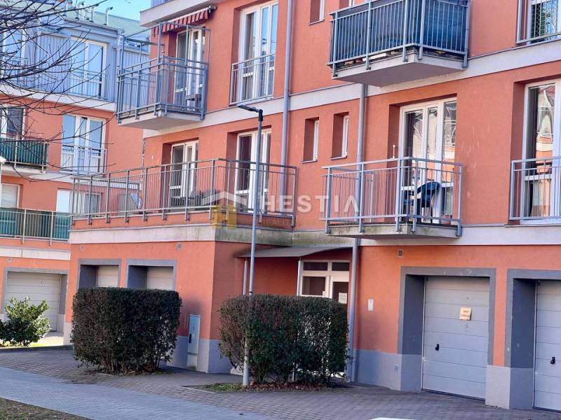 Štýlový 1 izbový byt v Piešťanoch s balkónom, vo výbornej lokalite - Obrázok zachytáva exteriér bytového domu s balkónmi a garážami v 1-izbovom byte.