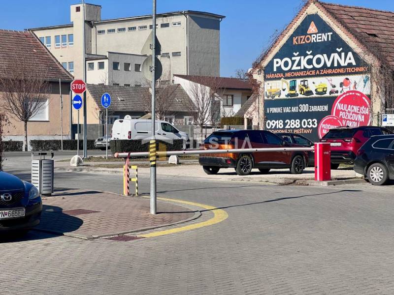 Štýlový 1 izbový byt v Piešťanoch s balkónom, vo výbornej lokalite - Ulica v meste s autami, cyklotrasou a budovou Požičovne náradia, 1-izbový byt nespomenutý.