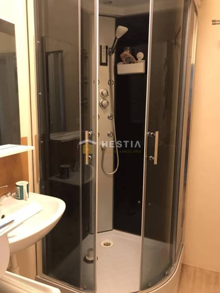 NOVINKA Prenájom 2 izbového bytu na Robotníckej ulici, voľný od 01.05. - Kúpeľňa so sprchovacím kútom a umývadlom v 2-izbovom byte.