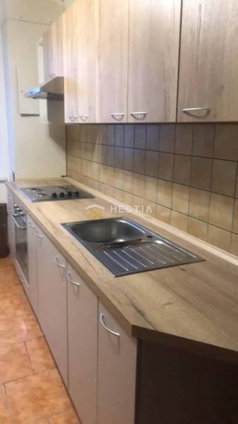 NOVINKA Prenájom 2 izbového bytu na Robotníckej ulici, voľný od 01.05. - Kuchyňa v 2-izbovom byte s podlahou s dreveným dekorom a svetlým nábytkom.