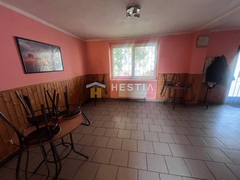 Na predaj rodinný dom, gastro prevádzka – Senica, Robotnícka ulica - Gastro priestory s dlažbou, ružovými stenami a stohovaným nábytkom.