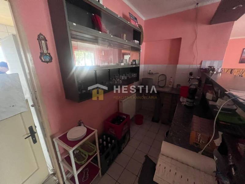 Na predaj rodinný dom, gastro prevádzka – Senica, Robotnícka ulica - Kuchynský kút v gastro priestoroch s pultom, policami a vybavením.