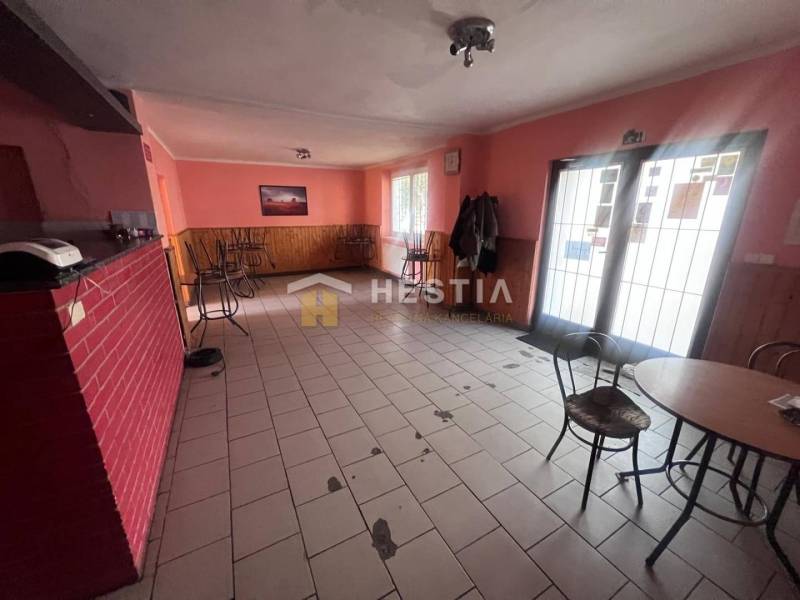 Na predaj rodinný dom, gastro prevádzka – Senica, Robotnícka ulica - Kaviareň s tehlovou stenou a prázdnymi stoličkami, gastro priestory.