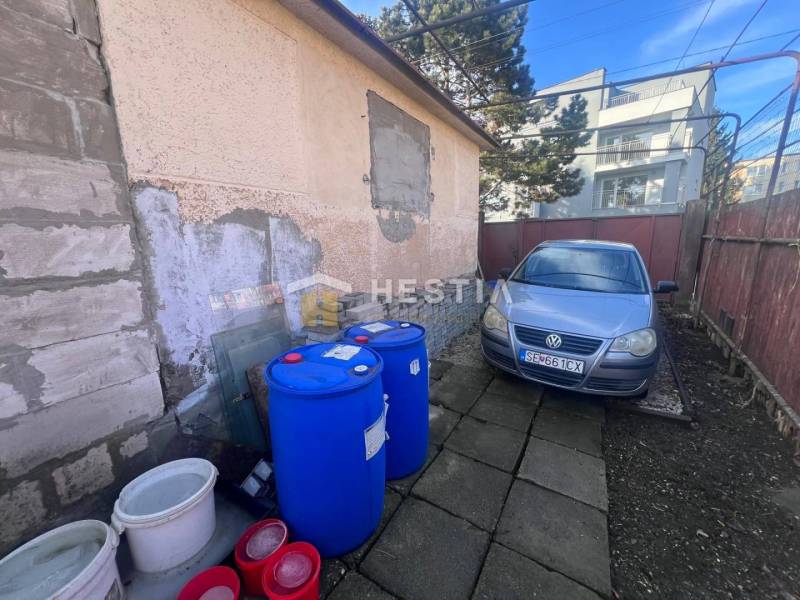 Na predaj rodinný dom, gastro prevádzka – Senica, Robotnícka ulica - Auto vedľa budovy so sudmi v gastro priestoroch v Senici.