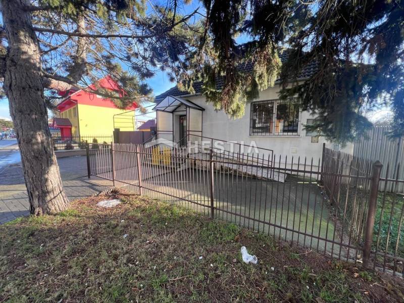 Na predaj rodinný dom, gastro prevádzka – Senica, Robotnícka ulica - Starší dom obklopený plotom a stromami blízko gastro priestorov v Senici.