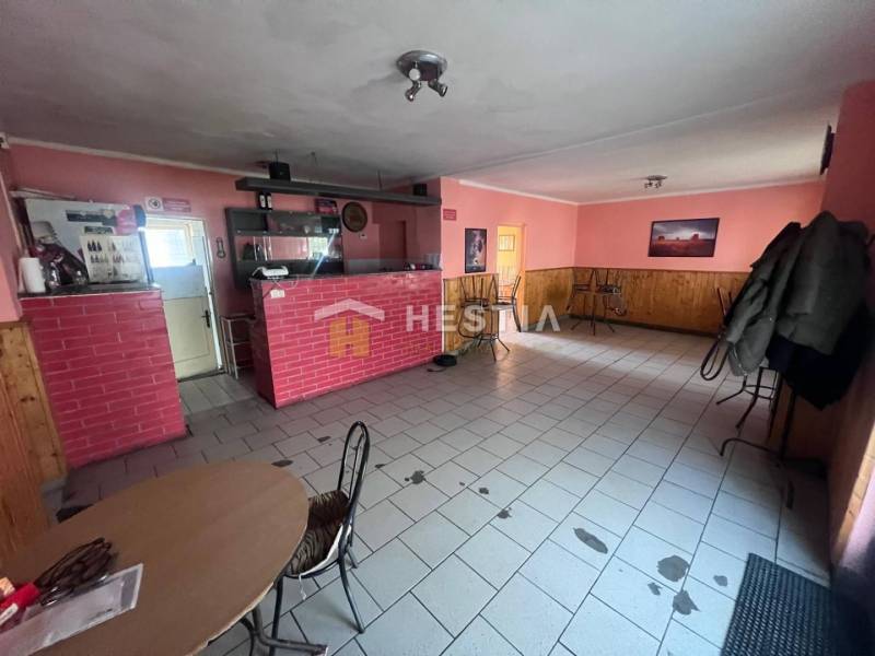 Na predaj rodinný dom, gastro prevádzka – Senica, Robotnícka ulica - Interiér gastro priestoru s červeným tehlovým pultom a ružovými stenami.