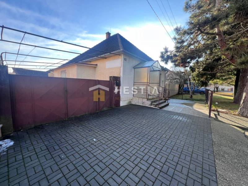 Na predaj rodinný dom, gastro prevádzka – Senica, Robotnícka ulica - Rodinný dom so záhradou v Senici, veľká vstupná brána, vydláždený dvor, strom.