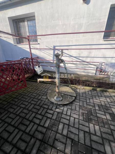 Na predaj rodinný dom, gastro prevádzka – Senica, Robotnícka ulica - Vodná pumpa na betónovej dlažbe pri budove v Gastropriestoroch v Senici.