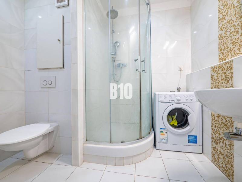 REZERVOVANÉ_Zariadený 1 izb. byt s balkónom - Nitra, Klokočina - Kúpeľňa v 1-izbovom byte s práčkou, sprchovacím kútom a keramickými kachličkami.