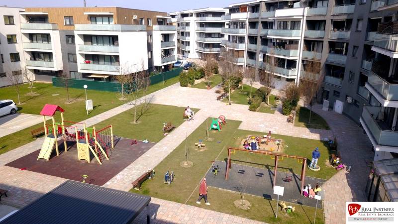 Predaj 3-izbový byt s terasou 20m2, parkovanie, Dunajská Lužná - Bytové domy s detským ihriskom na Orechovej ulici v Dunajskej Lužnej.
