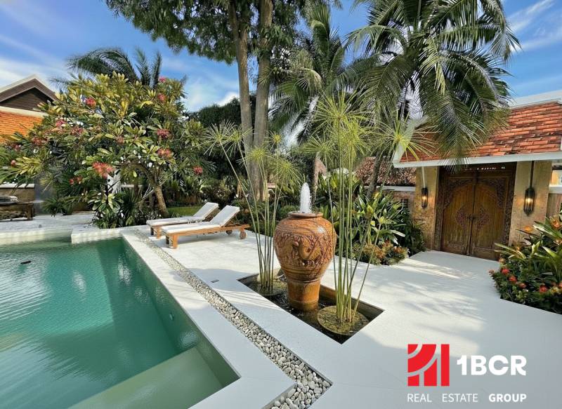 ŠTÝLOVÁ BOHO VILA S PRÉMIOVÝM DIZAJNOM – PATTAYA - Pohľad na luxusnú vilu v Pattayi s bazénom a exotickou záhradou.