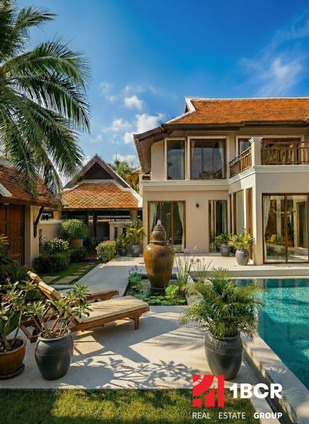 ŠTÝLOVÁ BOHO VILA S PRÉMIOVÝM DIZAJNOM – PATTAYA - Vila v Pattayi s bazénom, dreveným dekórom a záhradou s palmami a ležadlami.