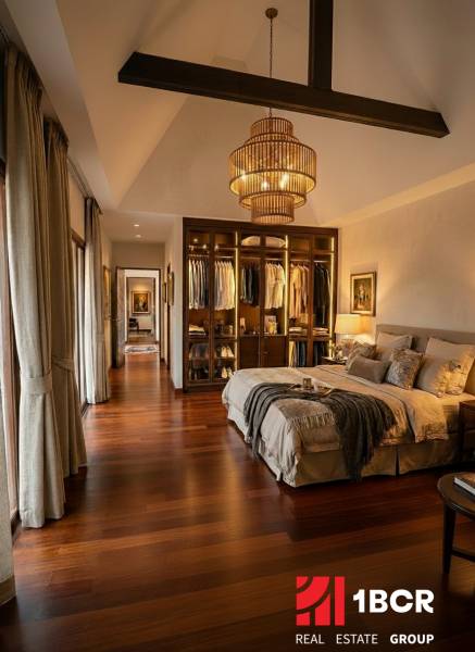 ŠTÝLOVÁ BOHO VILA S PRÉMIOVÝM DIZAJNOM – PATTAYA - Štýlová spálňa vo vile s podlahou s dreveným dekorom a otvoreným šatníkom.