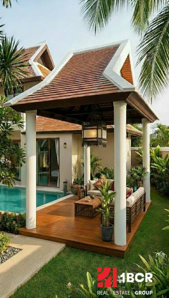 ŠTÝLOVÁ BOHO VILA S PRÉMIOVÝM DIZAJNOM – PATTAYA - Vila v Pattayi s bazénom a terasou s podlahou s dreveným dekorom.