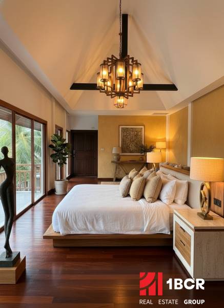ŠTÝLOVÁ BOHO VILA S PRÉMIOVÝM DIZAJNOM – PATTAYA - Luxusná spálňa vo vile s podlahou s dreveným dekorom a veľkými oknami.