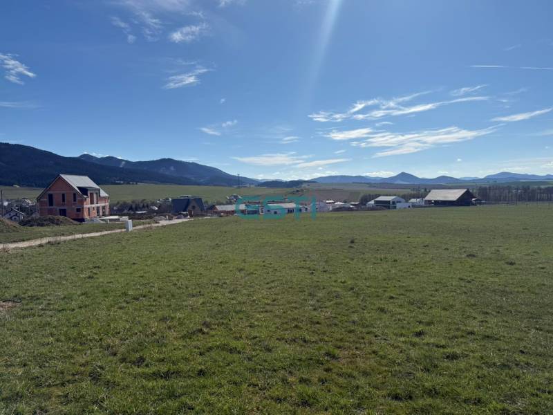 Stavebný pozemok KUNERAD, 670 m2 - Pohľad na Pozemky - bývanie v Stránskom na ulici Borie s výhľadom na hory.