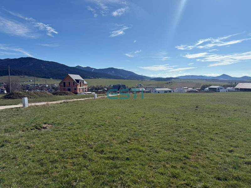 Stavebný pozemok KUNERAD, 670 m2 - Pozemky - bývanie v Stránskom, ulica Borie s výhľadom na hory a dedinu.