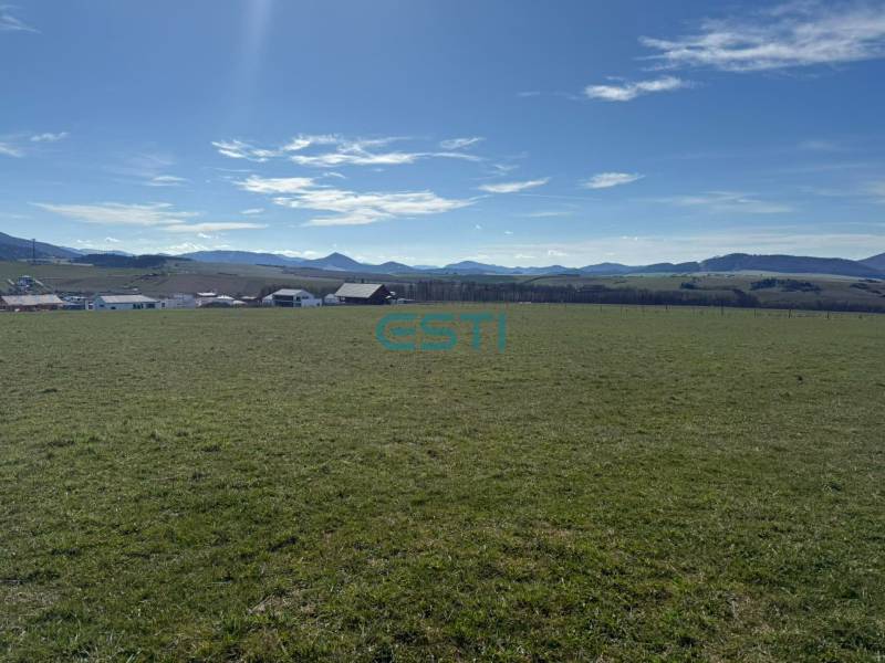 Stavebný pozemok KUNERAD, 670 m2 - Pozemky - bývanie v Stránskom na ulici Borie. Rozľahlá zelená lúka s horským pozadím.