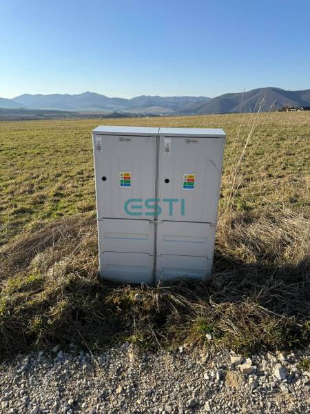 Stavebný pozemok KUNERAD, 670 m2 - Elektrické rozvádzače na pozemkoch pre bývanie na Boriách v Stránskom, zelené lúky, hory.