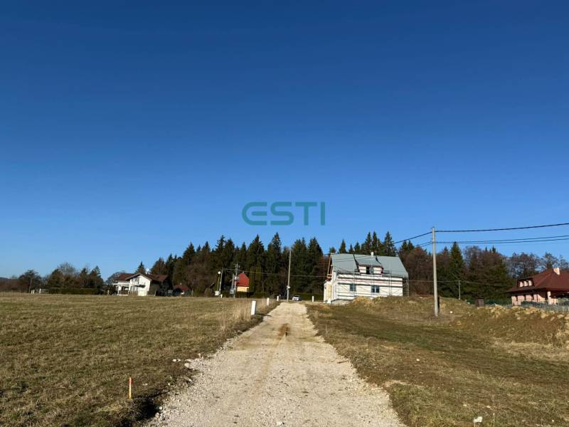 Stavebný pozemok KUNERAD, 670 m2 - Asfaltová cesta medzi pozemkami na bývanie, Stránske, Borie.