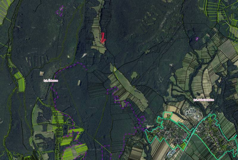 Príbelce – 3.748 m2 Lesný pozemok - Letecký pohľad na poľnohospodárske a lesné pozemky v Príbelcoch, hranice katastrov.
