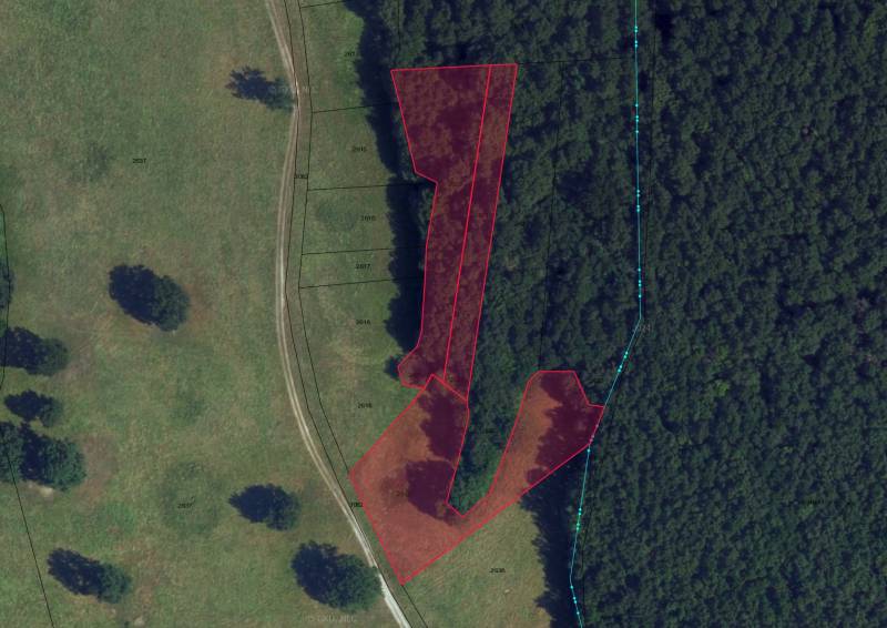 Príbelce – 3.748 m2 Lesný pozemok - Ortofotomapa poľnohospodárskych a lesných pozemkov v oblasti Príbelce, s vyznačenými parcelami.