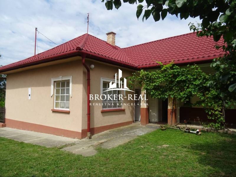 Rodinný dom Goncruszka -Maďarsko - Rodinný dom v Goncruszke s červenou strechou a zeleným dvorom.