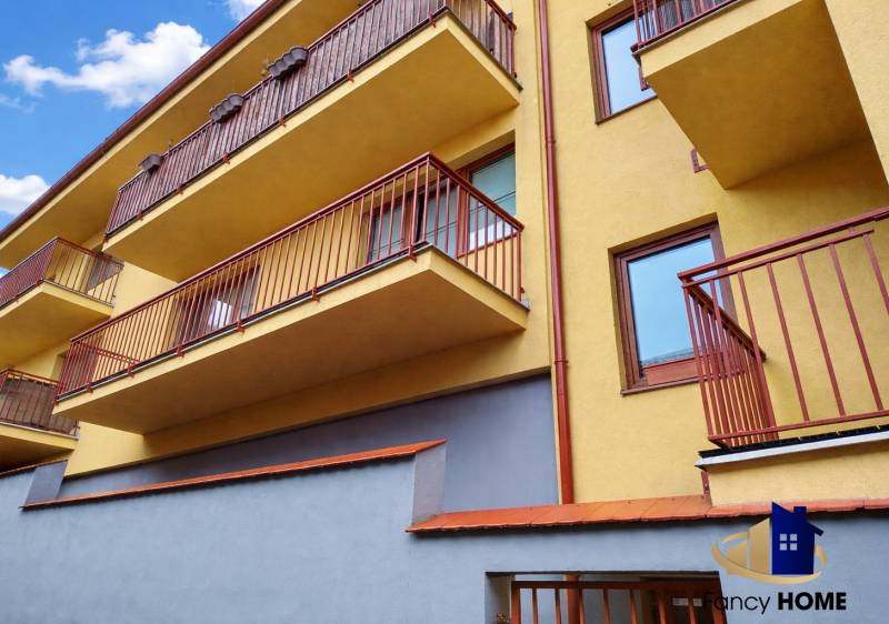 Moderný 2-izbový byt v centre Kežmarku na predaj - Bytový komplex s balkónmi na Kostolnom námestí v Kežmarku, ideálny pre 2-izbový byt.