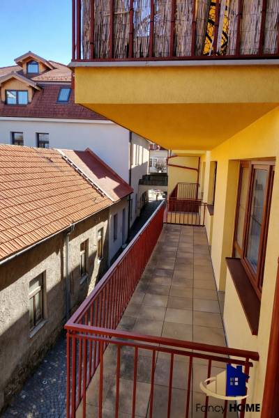 Moderný 2-izbový byt v centre Kežmarku na predaj - Balkón 2-izbového bytu na Kostolnom námestí v Kežmarku s výhľadom na strechy.