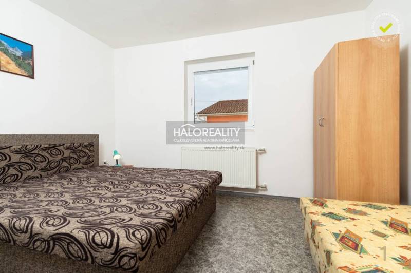 Predaj, penzión Veľký Meder, Apartmánový dom - EXKLU... - Izba v hoteli alebo penzióne s jedinečným vzorom postele a nástenným obrazom.