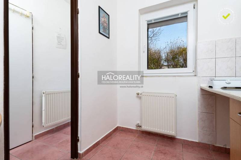 Predaj, penzión Veľký Meder, Apartmánový dom - EXKLU... - Chodba s radiátorom, keramická dlažba a okno s výhľadom, Hotely a penzióny.