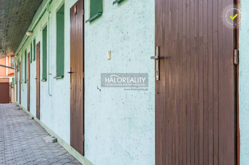 Predaj, penzión Veľký Meder, Apartmánový dom - EXKLU... - Chodník s dverami vedľa seba v ubytovaní vo Veľkom Mederi, Hotely a penzióny.