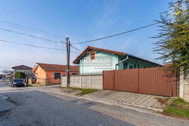 Predaj, penzión Veľký Meder, Apartmánový dom - EXKLU... - Ulica s rodinnými domami a autom vo Veľkom Mederi, Hotely a penzióny v okolí.